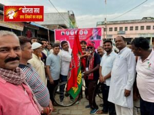 एक दुसरे को केक खिलते समाजवादी कार्यकर्त्ता